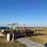 ..., panchine, attrezzi ginnici e giostrine